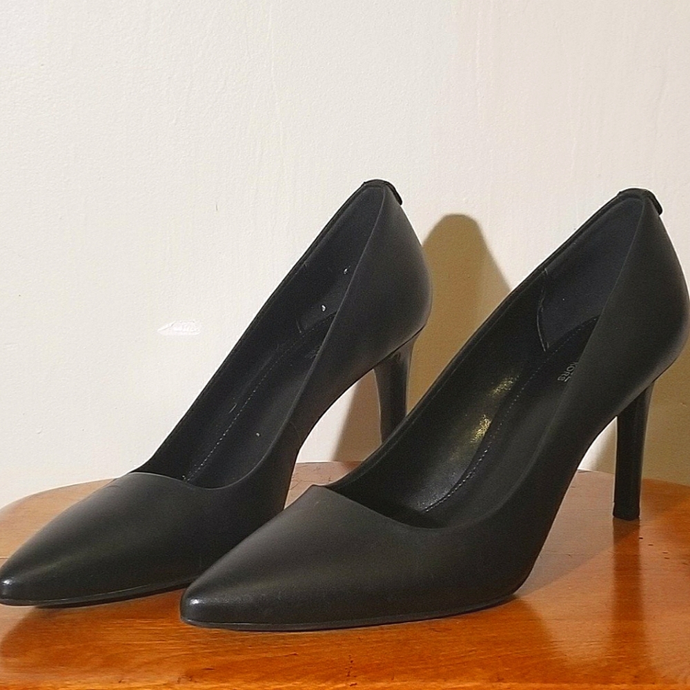 Michael Kors Dorothy Flex Pump in Black Leather